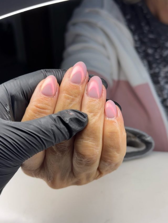 Chrome magic ✨ buildergel by Lydia 💗

Call 01277658112 to book any needed appointments 📞🫶

#chrome #chromenails #newnailsday #newnails #freshset #freshnails #feelingfresh #nailsnailsnails